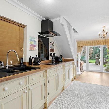 Апартаменты The Corner House, 36, Broadway Road, Ившем Экстерьер фото