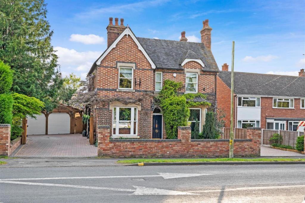 Апартаменты The Corner House, 36, Broadway Road, Ившем Экстерьер фото